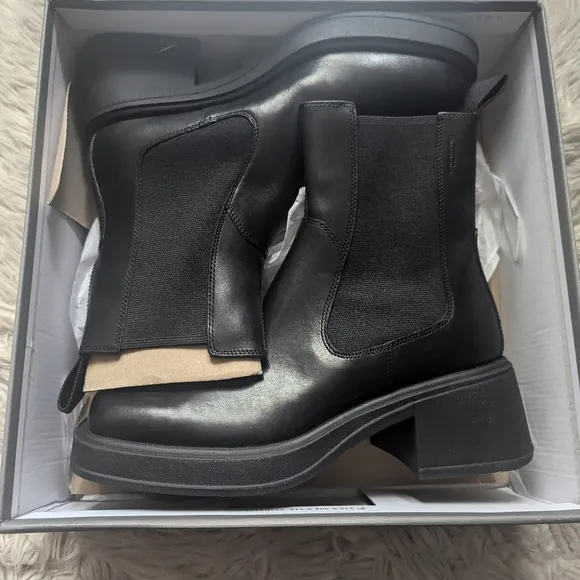NWT RARE Vagabond Dorah Chelsea Boot in Black Leather