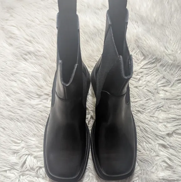 NWT RARE Vagabond Dorah Chelsea Boot in Black Leather