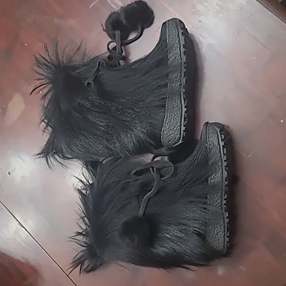 Pajar Nikky-Baby Fur boots.  Size Girls 2.  Black fur.