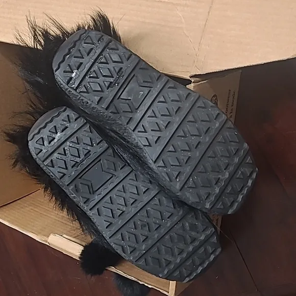 Pajar Nikky-Baby Fur boots.  Size Girls 2.  Black fur.