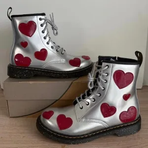 RARE ❤️ Dr. Martens 1460 Silver Patent Heart Lace Up Boots - SZ Men 6- Women 7