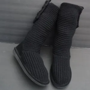 SIZE 11. BEARPAW women's knit tall winter boots.
