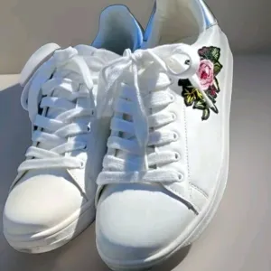 SM New York Womens Sneaker 11 Tennis Shoes White Apple Rose Applique New See Pic