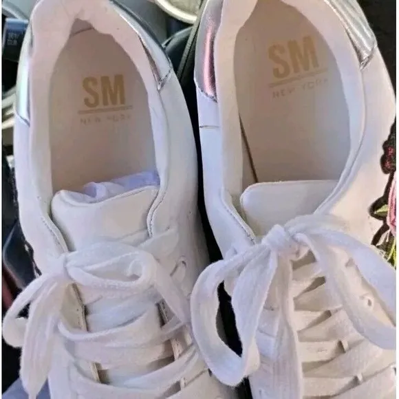 SM New York Womens Sneaker 11 Tennis Shoes White Apple Rose Applique New See Pic