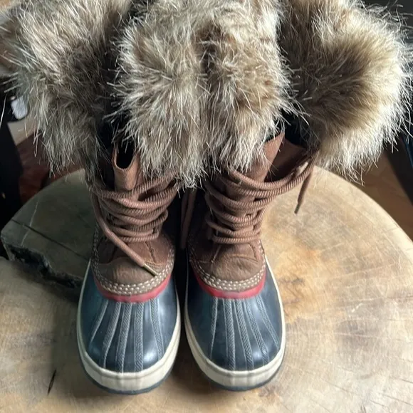 Sorel boots with fur size 8brown, navy, red   A348