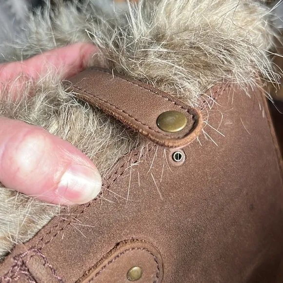 Sorel boots with fur size 8brown, navy, red   A348