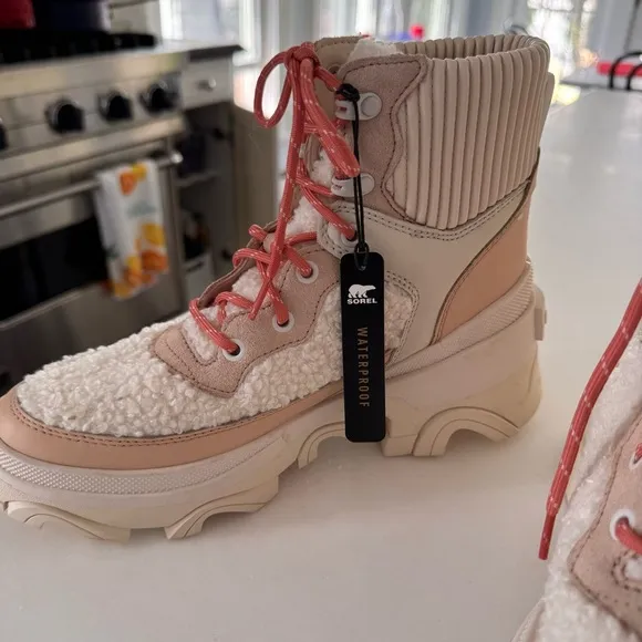 Sorel Brex Cozy Lace Up Boots  Waterproof All Weather Boots.  NWT Leather US 8.5