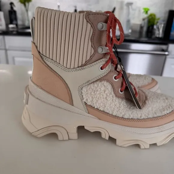 Sorel Brex Cozy Lace Up Boots  Waterproof All Weather Boots.  NWT Leather US 8.5
