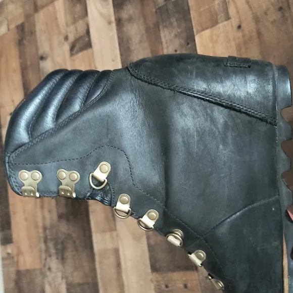 Sorel Conquest Black Leather Hidden Wedge Lace Up Boots Sz 9 Women