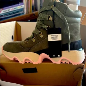 Sorel Kinetic Impact Conquest Suede Stone Green/Pink soled Boots