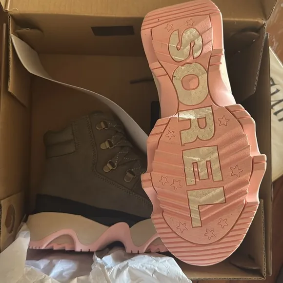 Sorel Kinetic Impact Conquest Suede Stone Green/Pink soled Boots