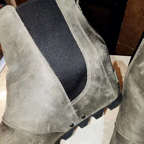 SOREL LEA Sz 10 Distressed Olive Green Leather Outdoor Snow Wedge Ankle Boots