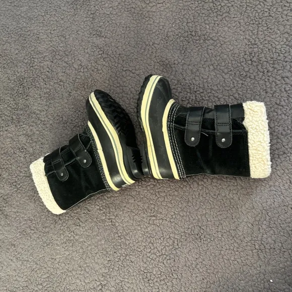 Sorel snow boots boys 10 black white water resistant outdoor Gorpcore toddler