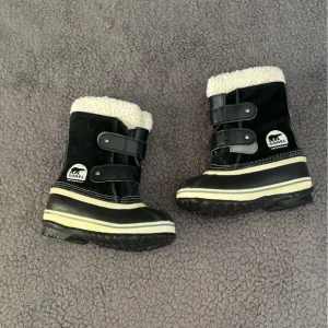 Sorel snow boots boys 10 black white water resistant outdoor Gorpcore toddler