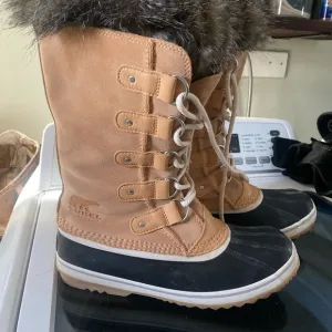 Sorel Tan and Black Winter Boots with Fur Lining and Lace-Up Design