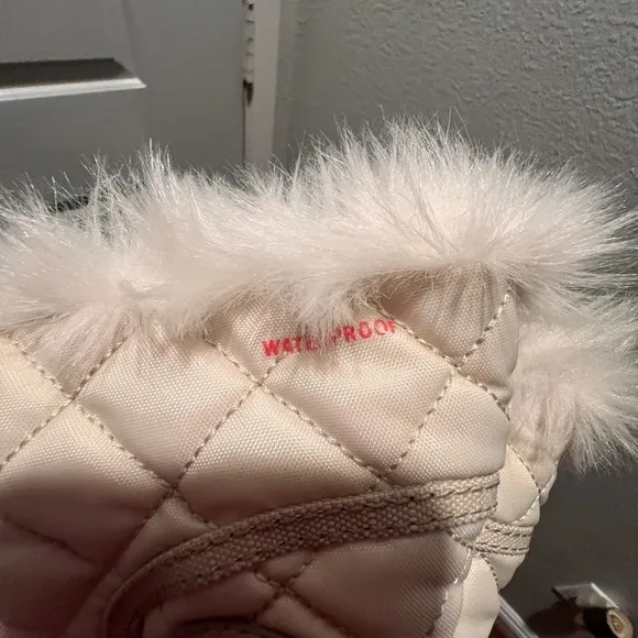 SORREL Cozy Cate white faux fur trim waterproof lace up boots. Size 9