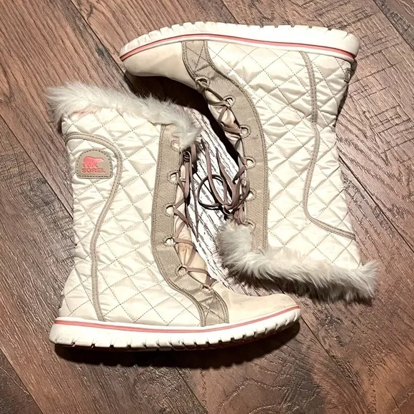 SORREL Cozy Cate white faux fur trim waterproof lace up boots. Size 9