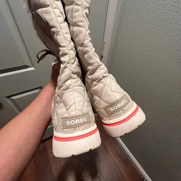 SORREL Cozy Cate white faux fur trim waterproof lace up boots. Size 9