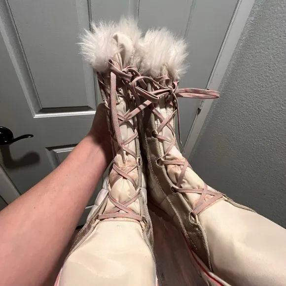 SORREL Cozy Cate white faux fur trim waterproof lace up boots. Size 9