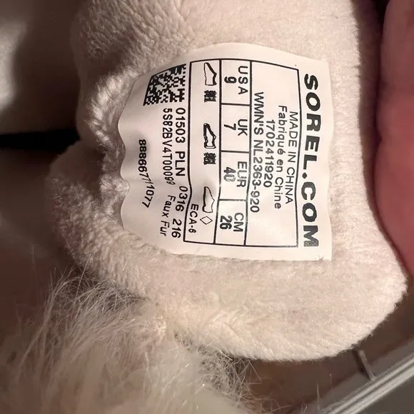 SORREL Cozy Cate white faux fur trim waterproof lace up boots. Size 9