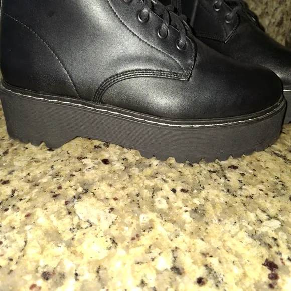 Steve Madden Platform Lace Up Boots With Side Zipper Women NEW sz 9.5