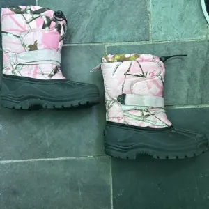 Super worn in winter boots size 3 girls