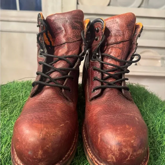 The Chippewa Boots in size 13M are designed for men and feature a steel toe