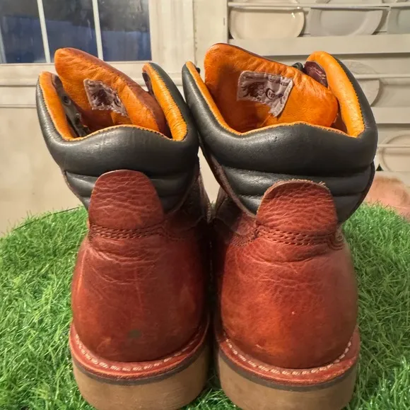 The Chippewa Boots in size 13M are designed for men and feature a steel toe