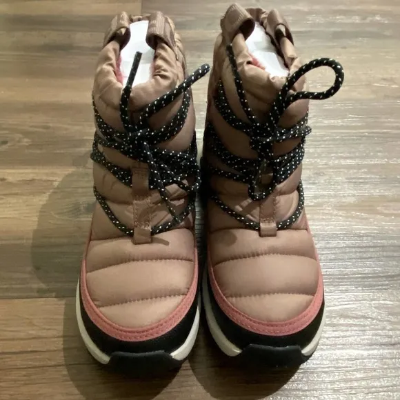 The North Face sz 6 Women's thermoball lace up boot NWT