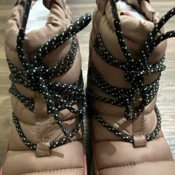 The North Face sz 6 Women's thermoball lace up boot NWT
