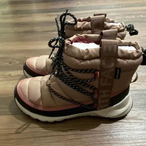 The North Face sz 6 Women's thermoball lace up boot NWT