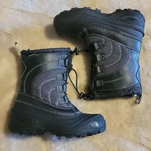 THE NORTH FACE TNF BLACK ALPENGLOW IV WATERPROOF WINTER BOOTS, SIZE 2