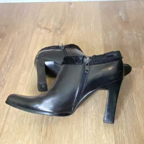 TJ Collection Black leather fur trim heeled ankle boots made in England Size 5