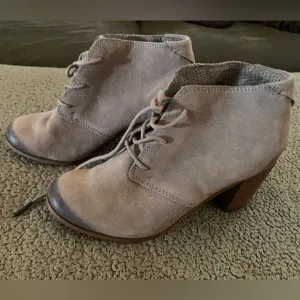 TOMS Taupe Suede Ankle BOOTIE Boots women size 6.5 Block heel