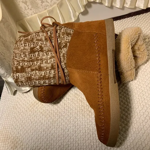 TOM’S WOMENS SUEDE INDIAN FAUX FUR BOOTS