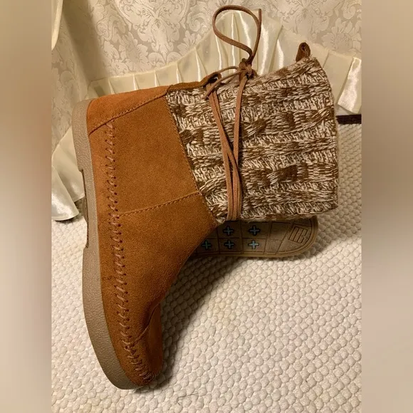 TOM’S WOMENS SUEDE INDIAN FAUX FUR BOOTS