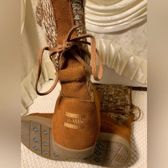 TOM’S WOMENS SUEDE INDIAN FAUX FUR BOOTS