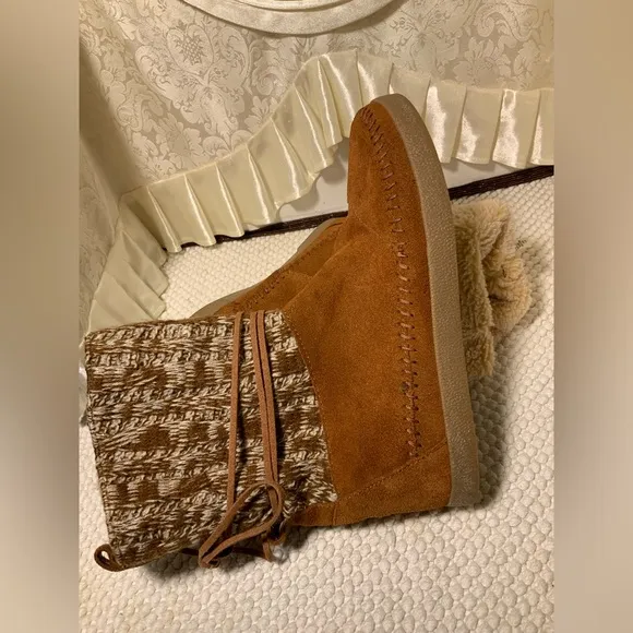 TOM’S WOMENS SUEDE INDIAN FAUX FUR BOOTS
