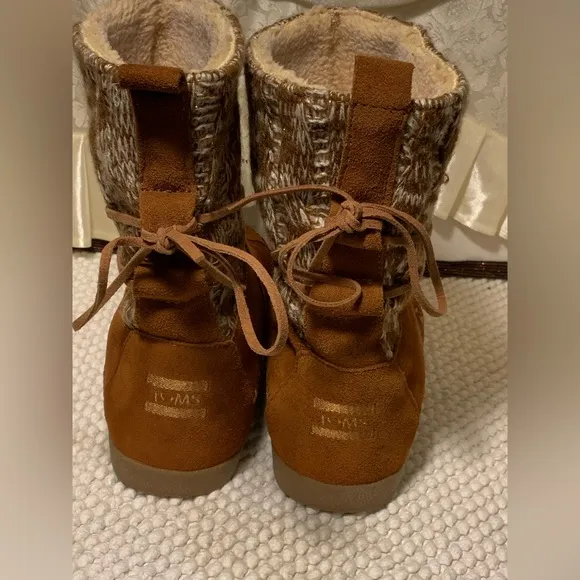 TOM’S WOMENS SUEDE INDIAN FAUX FUR BOOTS