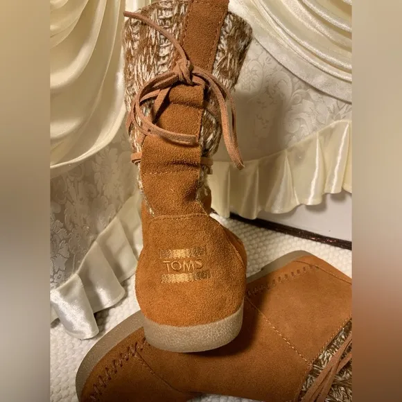 TOM’S WOMENS SUEDE INDIAN FAUX FUR BOOTS