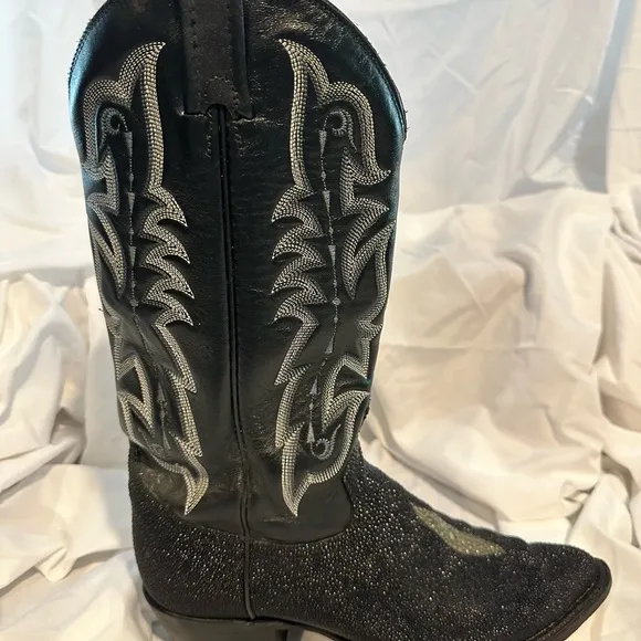 Tony Lama Stingray Cowboy Boots. Size 7 1/2D. Mens but fits size 8 women.