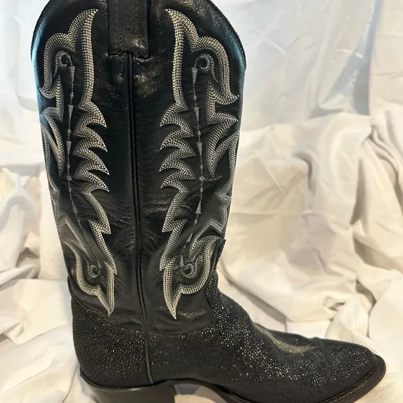 Tony Lama Stingray Cowboy Boots. Size 7 1/2D. Mens but fits size 8 women.