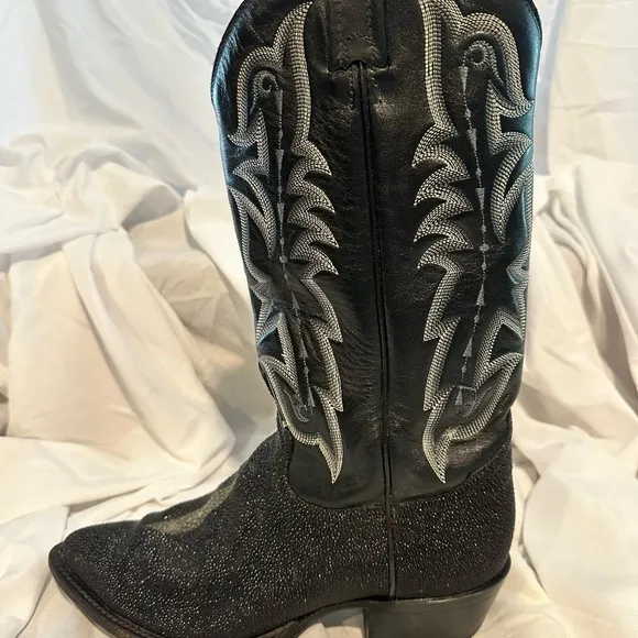 Tony Lama Stingray Cowboy Boots. Size 7 1/2D. Mens but fits size 8 women.