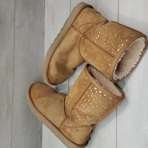 Ugg Australia Women Classic Flora Perf Short Sheepskin Boots shoes sz 8