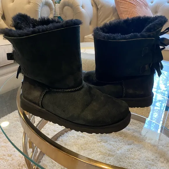 Ugg Bailey Bow II kids black boots with double bows in back. Size US 6 kids