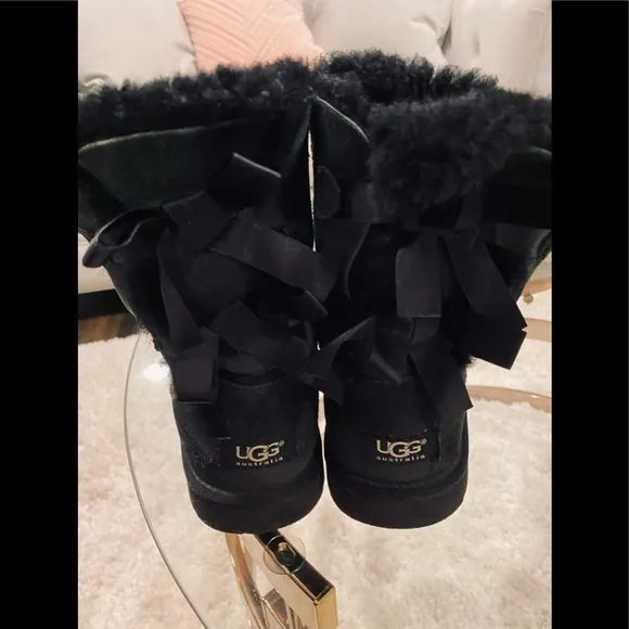 Ugg Bailey Bow II kids black boots with double bows in back. Size US 6 kids