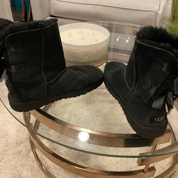 Ugg Bailey Bow II kids black boots with double bows in back. Size US 6 kids