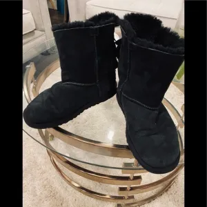 Ugg Bailey Bow II kids black boots with double bows in back. Size US 6 kids