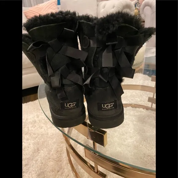 Ugg Bailey Bow II kids black boots with double bows in back. Size US 6 kids