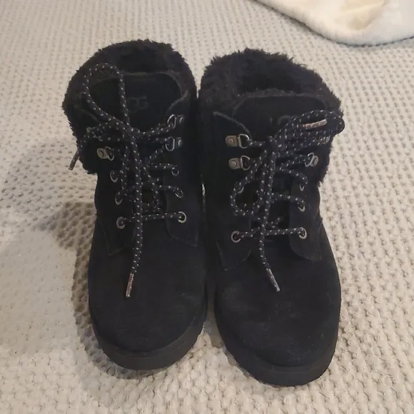 UGG Black Ankle Boots with Fur Lining (29)